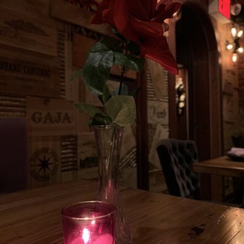 Violette’s - Table rose - Breakfast & Brunch Near Me - Staten Island, New York