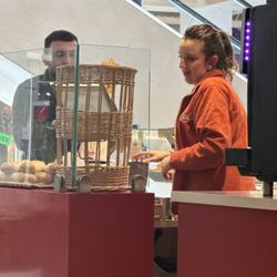 Créteil Soleil - An employee who enjoys talking instead of tending to customers.