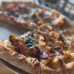 TennFold Brewing - Honey hive pizza