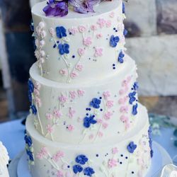 Miss Buttermins Bakeshop - Wedding cakes with florals accents. So simple and lovely.