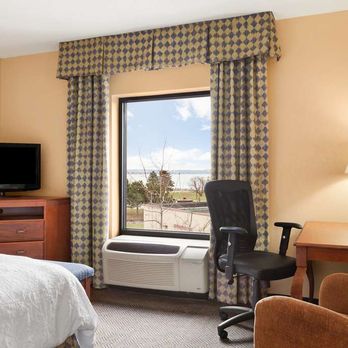 Hampton Inn Geneva - Guest room - Hotels Near Me - Geneva, New York