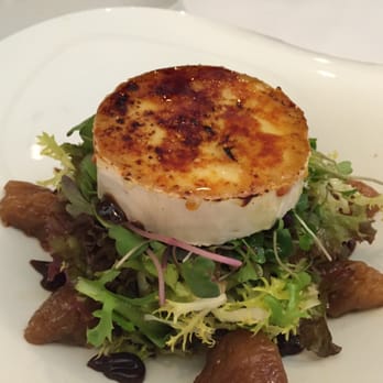 Metro Bistro - Brûlée goat cheese over a bed of baby greens with candied figs and fig balsamic - Mediterranean Near Me - Madrid, M