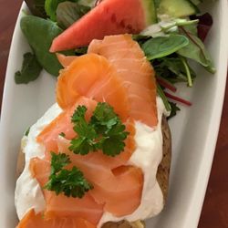 Café Steckenpferd - Genau das Richtige bei diesen - Temperaturen: Eine Backkartoffel mit Räucherlachs und Wildkräutersalat.