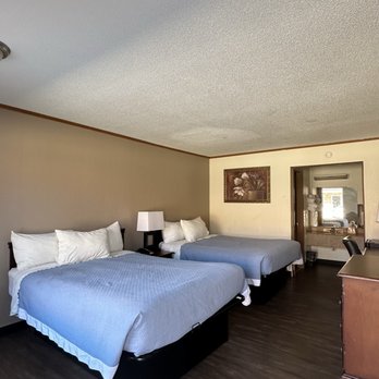 Carolina Lodge - Max Occupancy: 4

2 Double Beds
Microwave And Refrigerator
Wi-Fi
TV Provider - Direct TV - Hotels Near Me - Hampton, South Carolina
