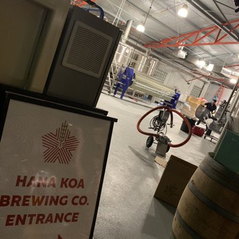 Hana Koa Brewing - 店内 - Breweries Near Me - Honolulu, Hawaii