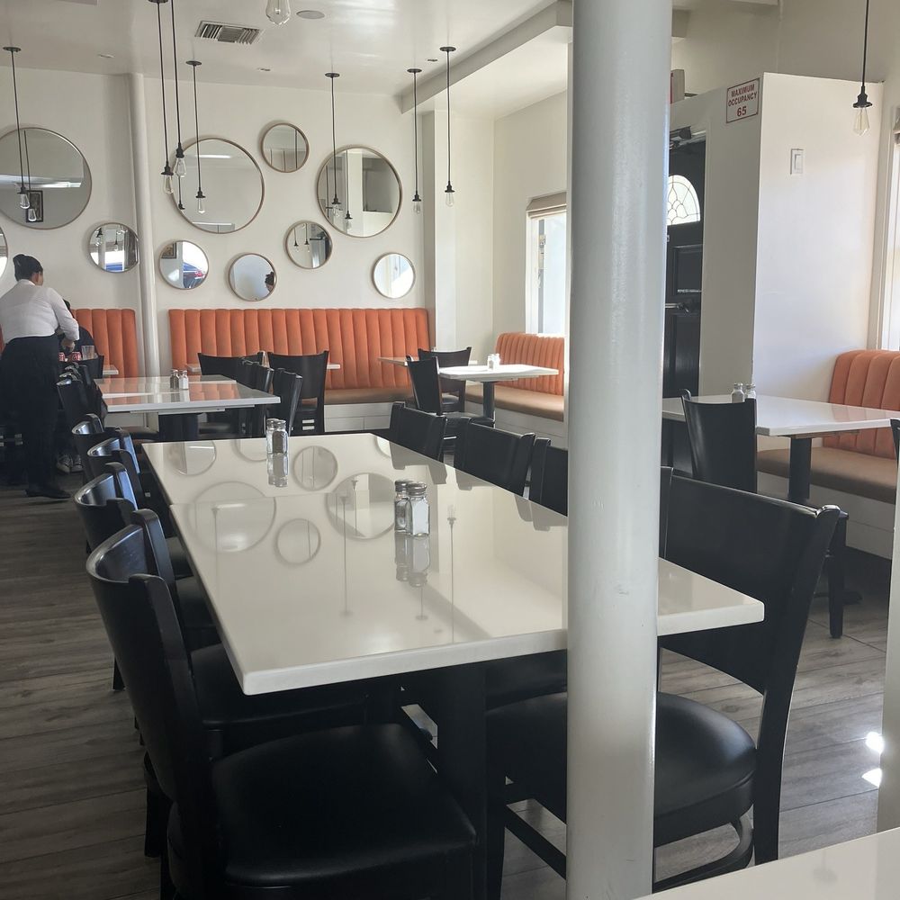 Mamita Peruvian Restaurant - Dining room - Peruvian Near Me - Glendale, California