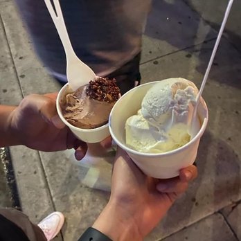 à la minute - Small chocalate lavender and medium vanilla - Ice Cream & Frozen Yogurt Near Me - Redlands, California