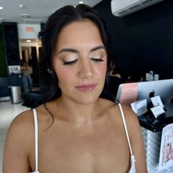 AvantGirl Salon - Makeup application