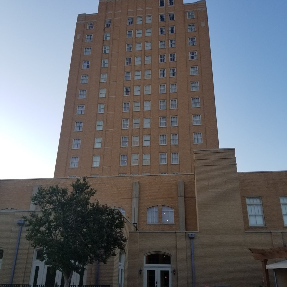 Hotel Settles - View looking up from the pool. - Hotels Near Me - Big Spring, Texas Hotel Settles - View looking up from the pool. - Hotels Near Me - Big Spring, Texas