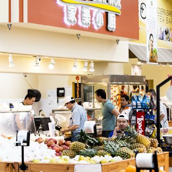 Welfresh - people shopping in a grocery store - Grocery Near Me - Sugar Land, Texas Welfresh - people shopping in a grocery store - Grocery Near Me - Sugar Land, Texas