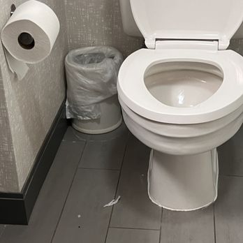Hampton Inn Pittsburgh/Monroeville - dirty room, elevator, hallways.  Garbage No remote for tv. is kymari k is fabulous employee at the front desk trying to make things right. - Hotels Near Me - Monroeville, Pennsylvania