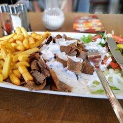 Stammheimer Pizza & Kebap - Die Pommes meines Döner-Tellers sind in altem Fett gebacken, die Portion is übersichtlich und liegt geschmacklich im unteren Mittelfeld.