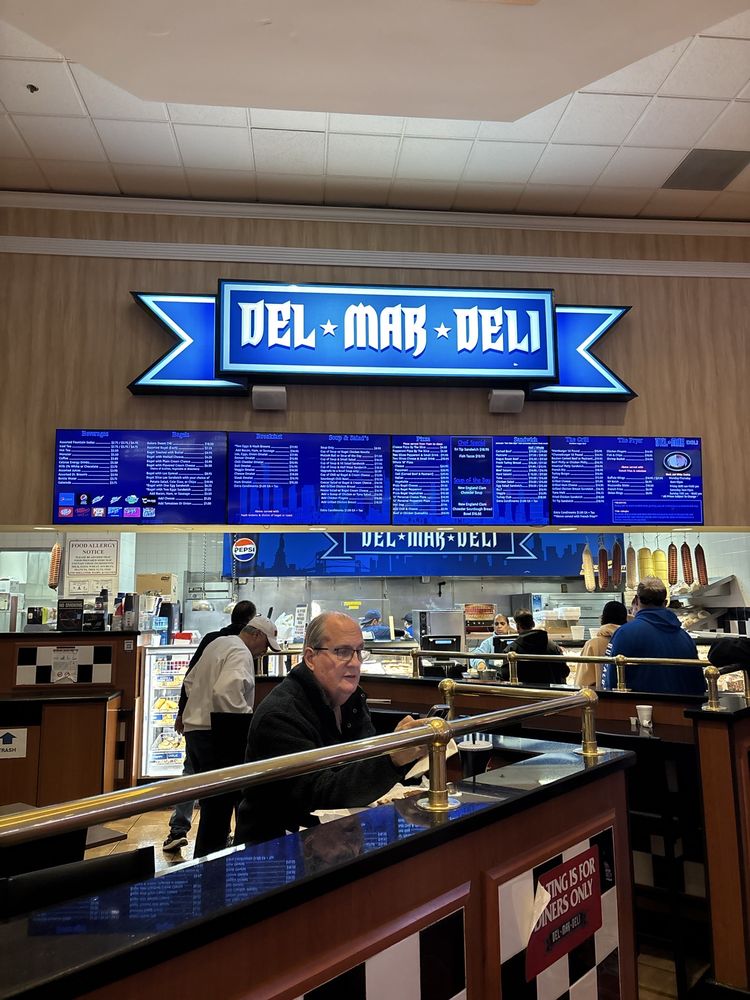 Del Mar Deli - Photo 2