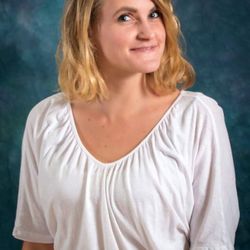 ShootMyPhoto - This weird facial expression and dated backdrop isn't going to get this professional actress any work.