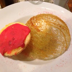 La Marmite - Pomme pochée dans un sirop aux épices, sablé praliné et boule glace vanille dans un dôme de sucre filé