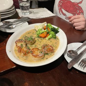 Sotto Mare - Scallops in Garlic Butter w/Mixed Veg (4/5): straightforward good cooking - Seafood Near Me - San Francisco, California Sotto Mare - Scallops in Garlic Butter w/Mixed Veg (4/5): straightforward good cooking - Seafood Near Me - San Francisco, California