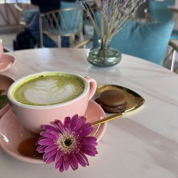 GD Cakes - Un Matcha Latte con leche de avena - Patisserie/Cake Shop Near Me - San Juan, Puerto Rico