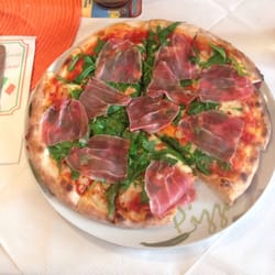 Pizzeria Fantastico - Pizza Rucola mit Parmaschinken und Mozzarella