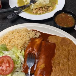 Enchiladas verdes de camarón y Enchiladas rojas de res