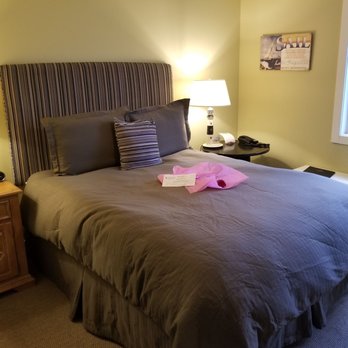 Larsmont Cottages - Queen bed. - Guest Houses Near Me - Two Harbors, Minnesota