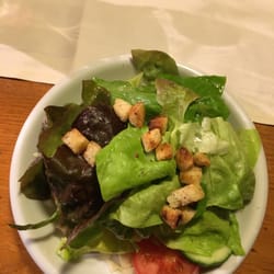 St. Laurentiushof - Beilagensalat, darunter sind noch Kraut, Nudelsalat und Rettich