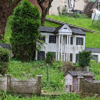 Miniature Graceland - Miniature Graceland. I'm sorry I don't have anything for scale. - Landmarks & Historical Buildings Near Me - Roanoke, Virginia Miniature Graceland - Miniature Graceland. I'm sorry I don't have anything for scale. - Landmarks & Historical Buildings Near Me - Roanoke, Virginia