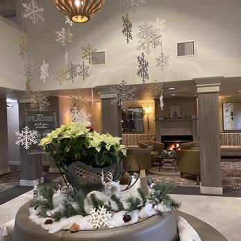Holiday Inn Auburn - Lobby decorated for Christmas - Hotels Near Me - Auburn, California Holiday Inn Auburn - Lobby decorated for Christmas - Hotels Near Me - Auburn, California