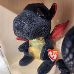 Wishes - This little black dragon was my favorite at Wishes!