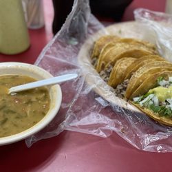 Tacos El Güero - Tacos de bisteck y frijoles charros