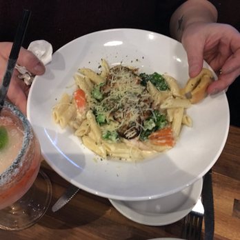 Cheddar's Scratch Kitchen - Chicken Fettuccine with Garlic Bread. - Comfort Food Near Me - Yukon, Oklahoma