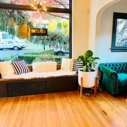 Salon Birch - Enjoy a glass of wine, beer, coffee or tea while you wait.