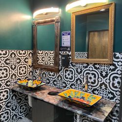 El Rodeo - Bathroom decor