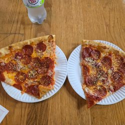 Sweet Tomatoes - Pepperoni pizza