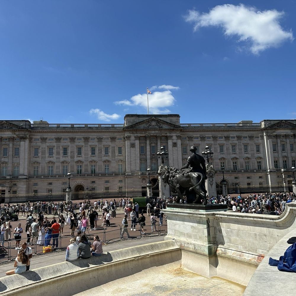 Buckingham Palace - Landmarks & Historical Buildings Near Me - London, XGL