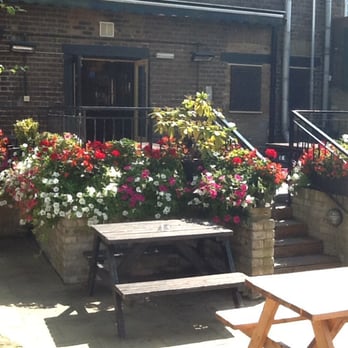 The Daniel Defoe - The garden - British Near Me - London, XGL The Daniel Defoe - The garden - British Near Me - London, XGL