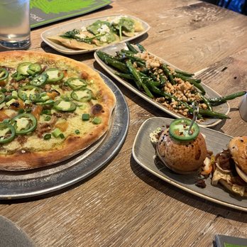 Moku Kitchen - Cocktail Bars Near Me - Honolulu, Hawaii
