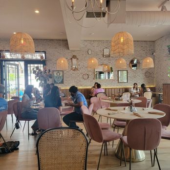 Hatch 44 Cafe - Dining Area - Cafes Near Me - Metuchen, New Jersey