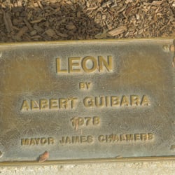 Leon The Giraffe Statue