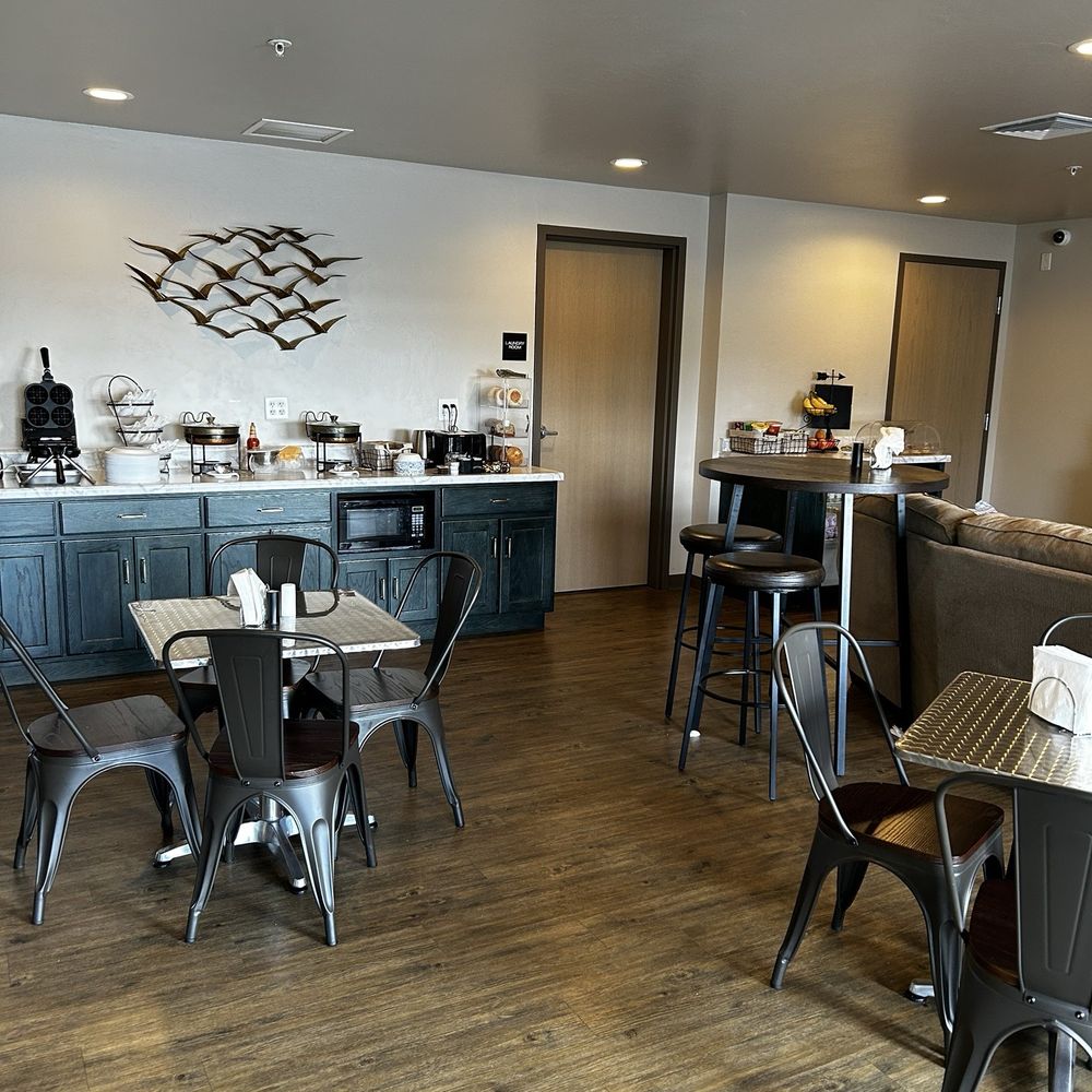 Scenic Shore Inn - Breakfast room - Hotels Near Me - Algoma, Wisconsin