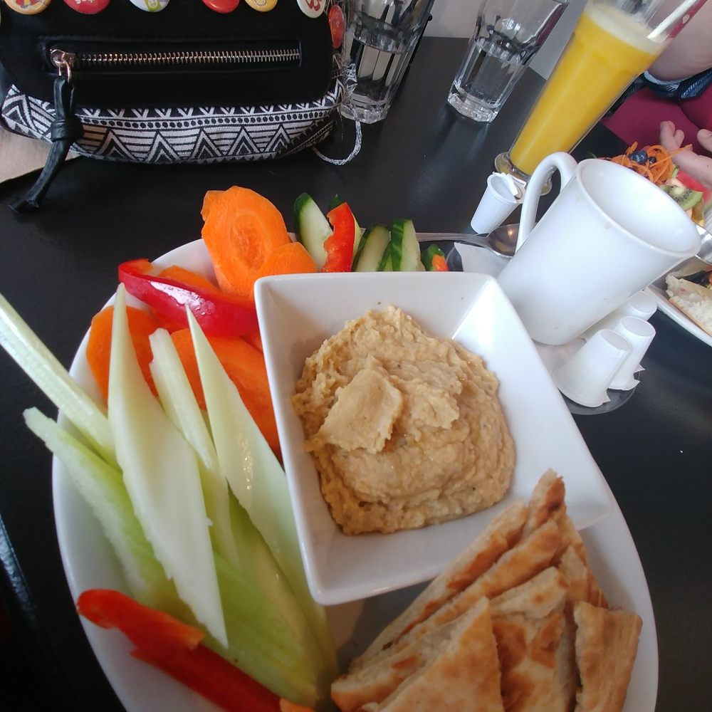 Cafe Frejus - Hummus entrée, 9$, ask for them to slice the carrots into sticks if you order this, trust me. - Cafes Near Me - Verdun, Quebec