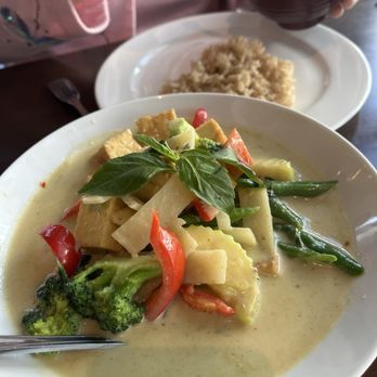Siam On Eastlake - Green Curry with broccoli, medium spice - Thai Near Me - Seattle, Washington Siam On Eastlake - Green Curry with broccoli, medium spice - Thai Near Me - Seattle, Washington