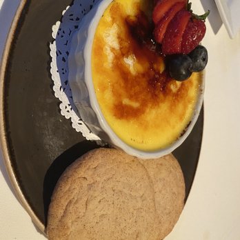 Roy's Waikiki - Coconut crème brûlée with snickerdoodle cookies - Hawaiian Near Me - Honolulu, Hawaii Roy's Waikiki - Coconut crème brûlée with snickerdoodle cookies - Hawaiian Near Me - Honolulu, Hawaii