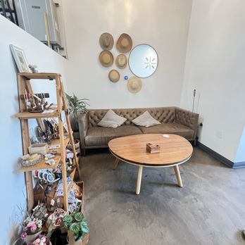 Cara Vana Coffee Shop - Sitting area - Coffee & Tea Near Me - Los Angeles, California Cara Vana Coffee Shop - Sitting area - Coffee & Tea Near Me - Los Angeles, California