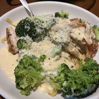 Olive Garden Italian Restaurant - Chicken Alfredo with Broccoli - Italian Near Me - Pittsburgh, Pennsylvania Olive Garden Italian Restaurant - Chicken Alfredo with Broccoli - Italian Near Me - Pittsburgh, Pennsylvania