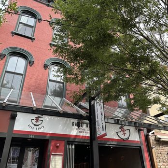 Gaku Ramen - people eating outside of a restaurant - Ramen Near Me - Burlington, Vermont