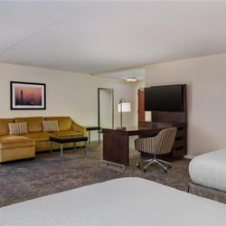Hampton Inn & Suites Rockville Centre - Guest room