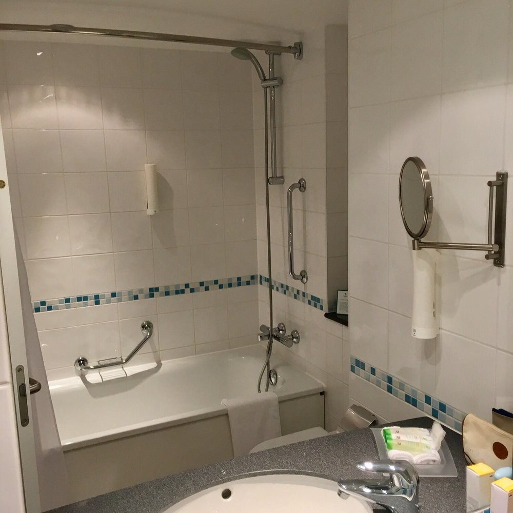 Holiday Inn - Standard room bathroom - Hotels Near Me - Munich, BY