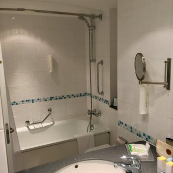 Holiday Inn - Standard room bathroom - Hotels Near Me - Munich, BY