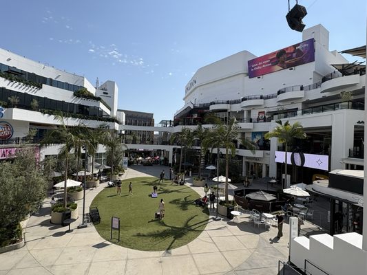 Ovation Hollywood by null