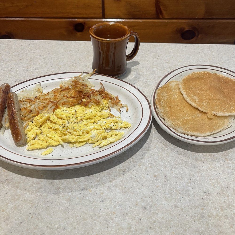 B's Country Cafe - Diners Near Me - Iron Mountain, Michigan